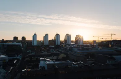 Hötorgsskraporna i sommarkvällsljus.