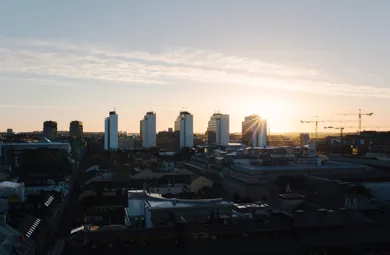 Hötorgsskraporna i sommarkvällsljus.
