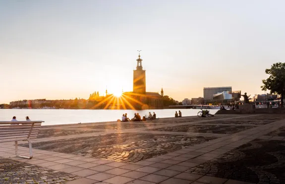 Stadshuset i motljus.